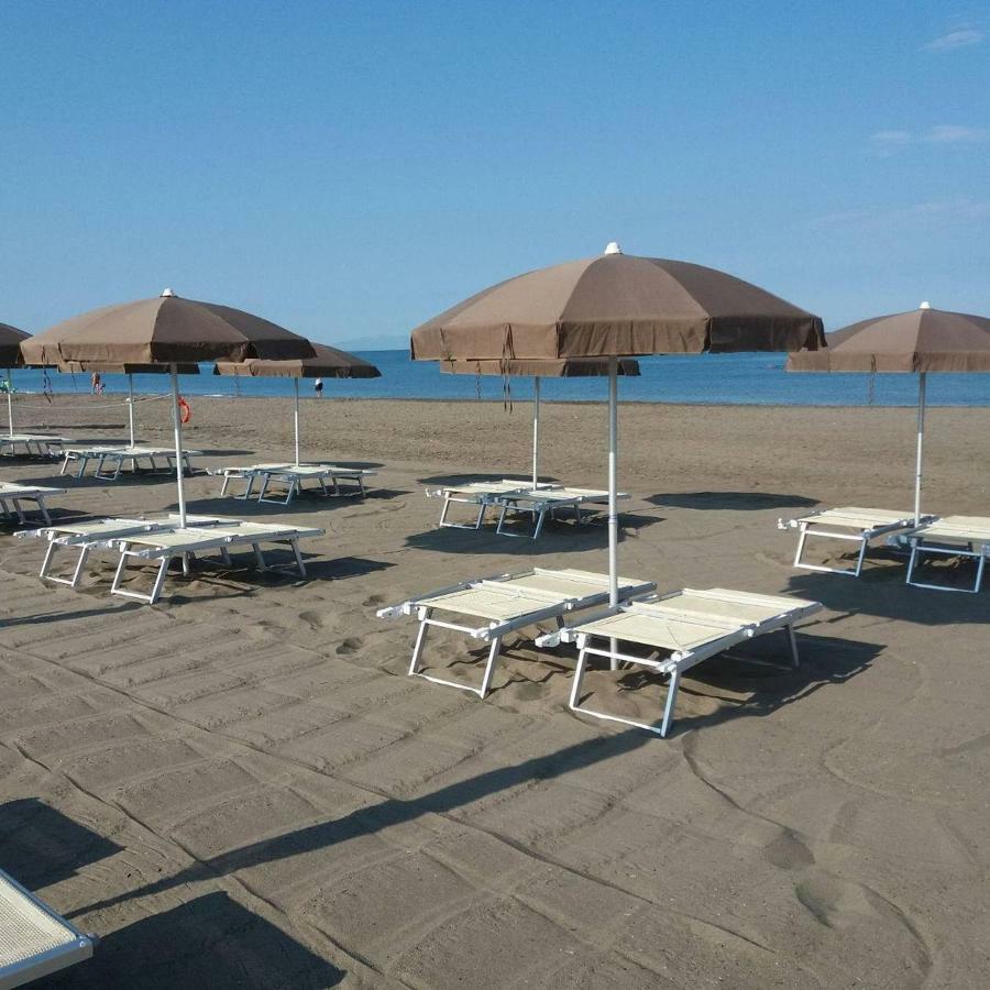 Camping Village Il Gineprino Марина ди Бибона Екстериор снимка